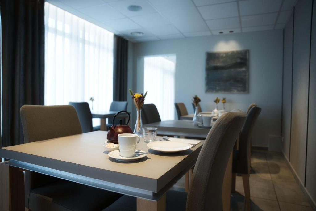 TV a/nebo společenská místnost v ubytování Logis Restaurant & Hôtel À la 12