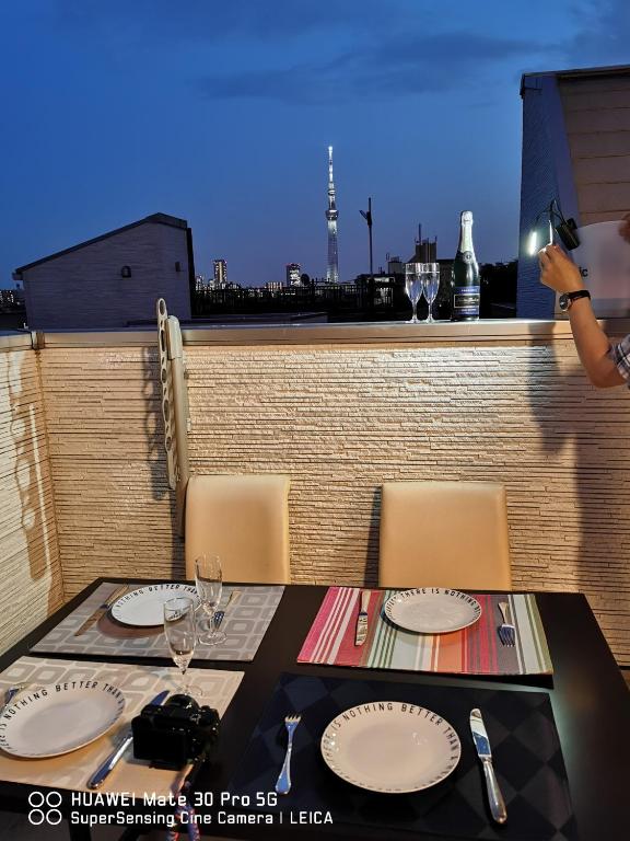 Balkón nebo terasa v ubytování SkyTreeStayHotel2鐘ヶ淵駅から徒歩4分天井からskytreeが見えます