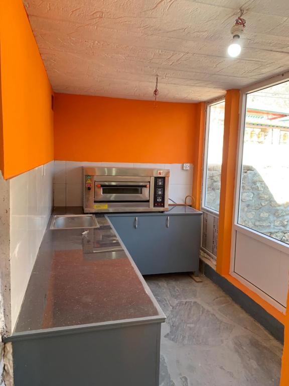 Kuchyň nebo kuchyňský kout v ubytování Sherpa Rest House Khunde