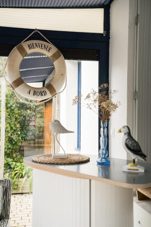 un comptoir avec un oiseau assis au-dessus dans l'établissement Evasion familiale à la plage, à Trégastel
