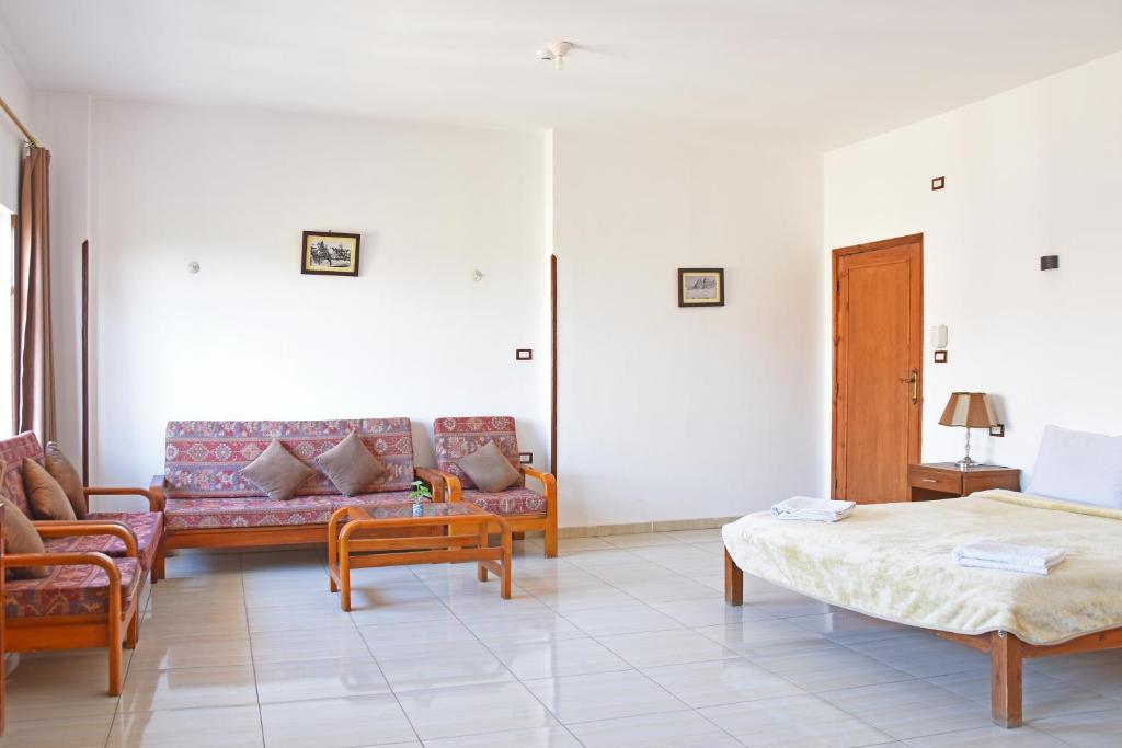 Posezení v ubytování Thebes Hotel