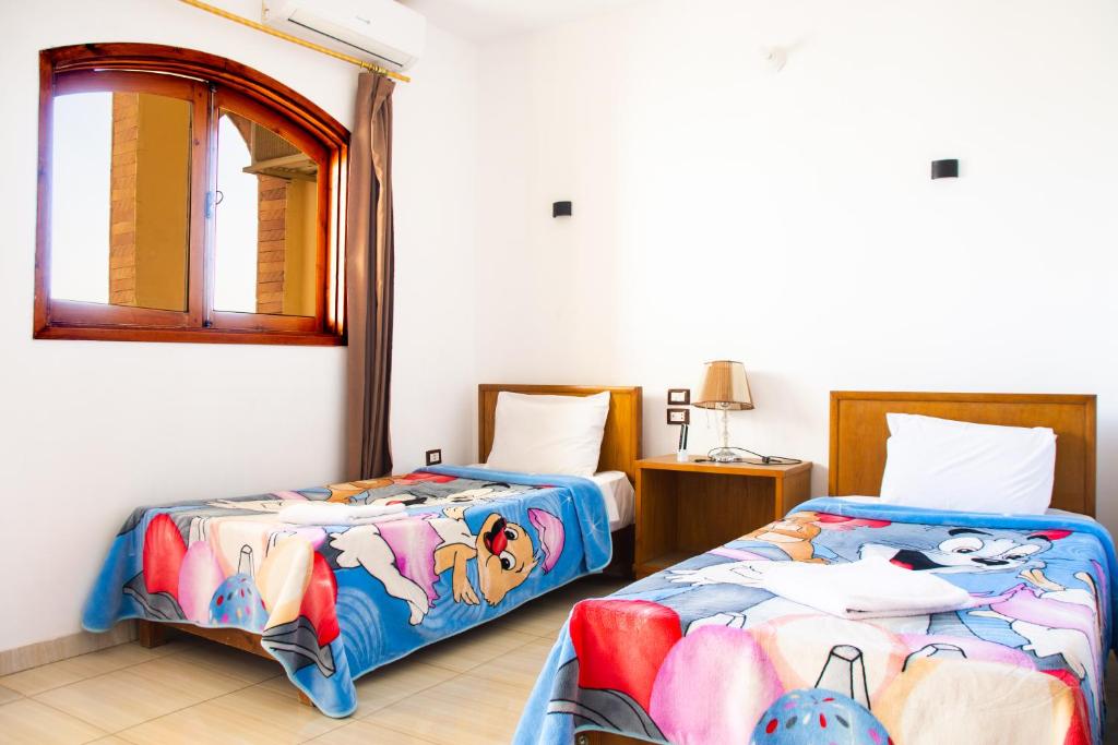 Postel nebo postele na pokoji v ubytování Thebes Hotel