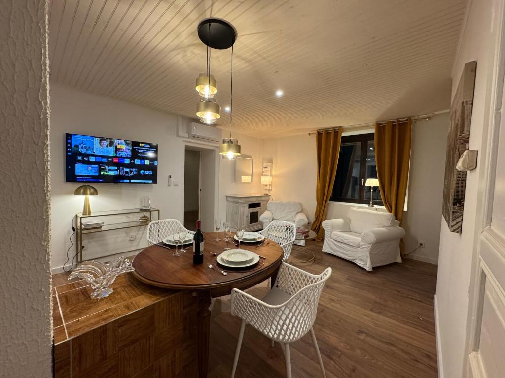 un salon avec une table, des chaises et un canapé dans l'établissement Petit château 2L, à Dettwiller