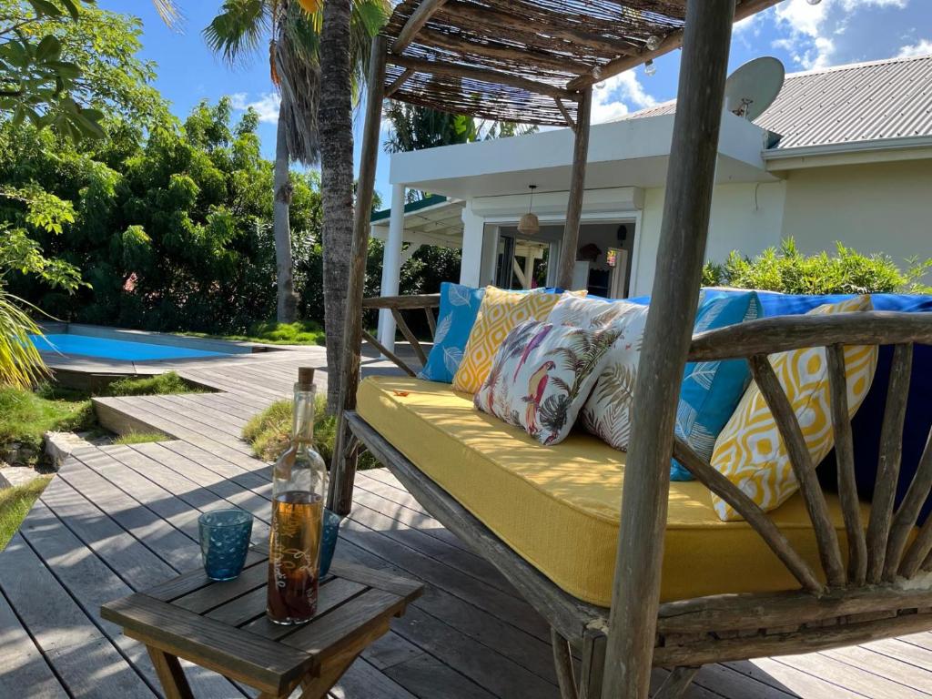 Bazén v ubytování Calme avec vue formidable sur l'océan nebo v jeho okolí