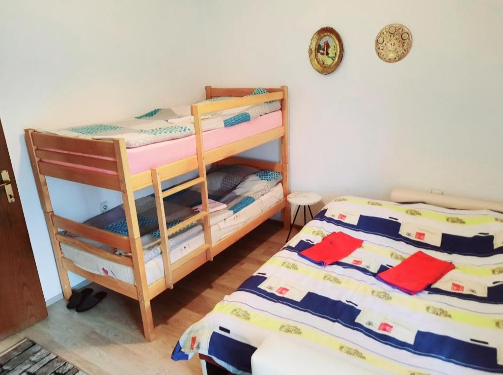 Postel nebo postele na pokoji v ubytování Bus Station Hostel