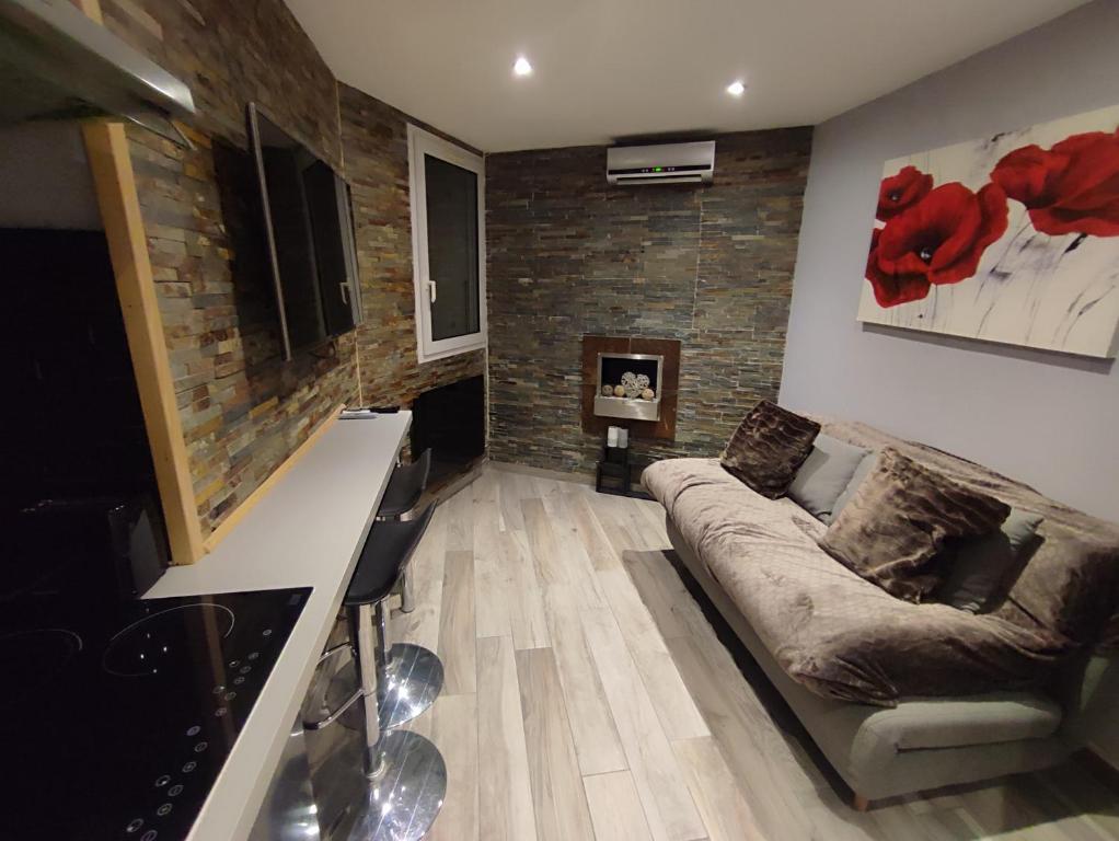 un salon avec un canapé et une table dans l'établissement Studio les 2 Alpes au Village 1800m-Commerces et télésiège à 50m-Retour ski au pied, à Les Deux Alpes