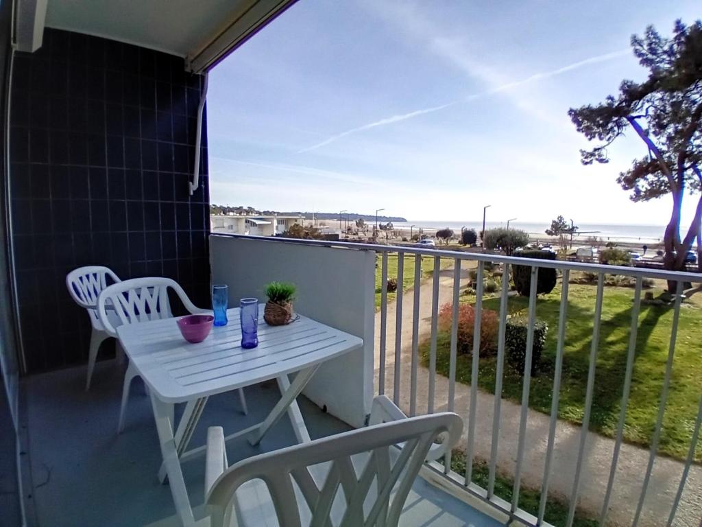 une table et des chaises sur un balcon avec vue sur l'océan dans l'établissement Saint Georges de Didonne - APPARTEMENT en duplex - LES ALBATROS - FACE A LA PLAGE, à Saint-Georges-de-Didonne