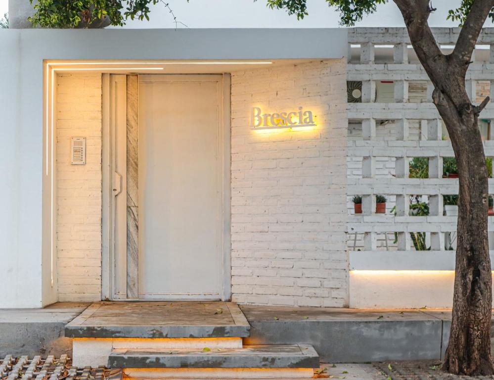 eine Tür zu einem Gebäude mit einem Schild darauf in der Unterkunft Brescia departamentos in San Isidro