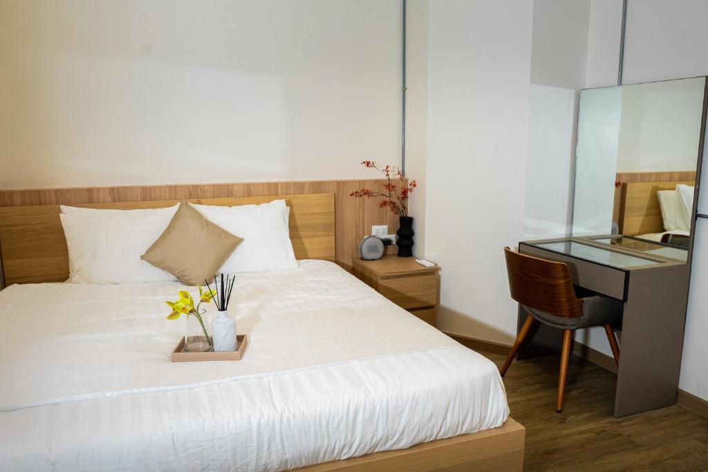 a bedroom with a bed with a desk and a bed sidx sidx sidx at Swing By in Bangkok