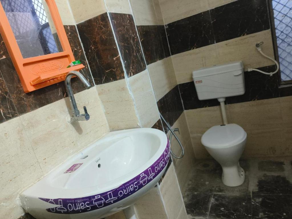 Ένα μπάνιο στο Nearest Khumbmela Hotel For Family