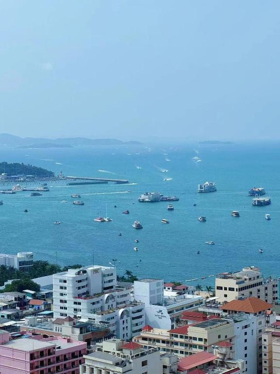 Pemandangan laut umum atau pemandangan laut yang diambil dari apartmen