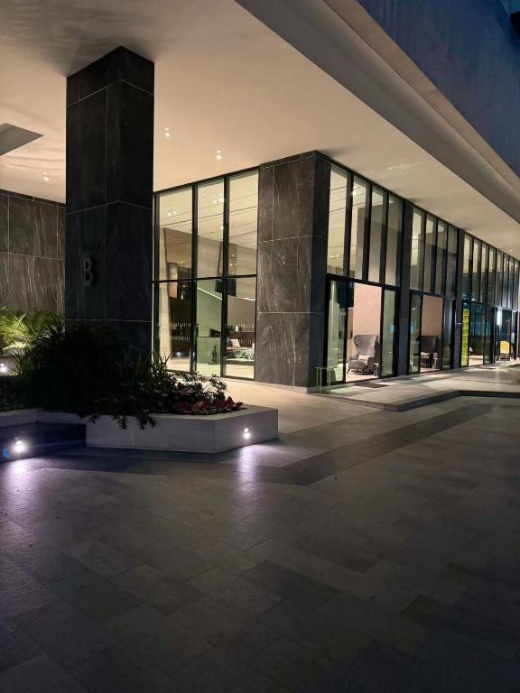 Gambar di galeri bagi The Base市中心网红超大泳池 高速网络 di Pattaya Central