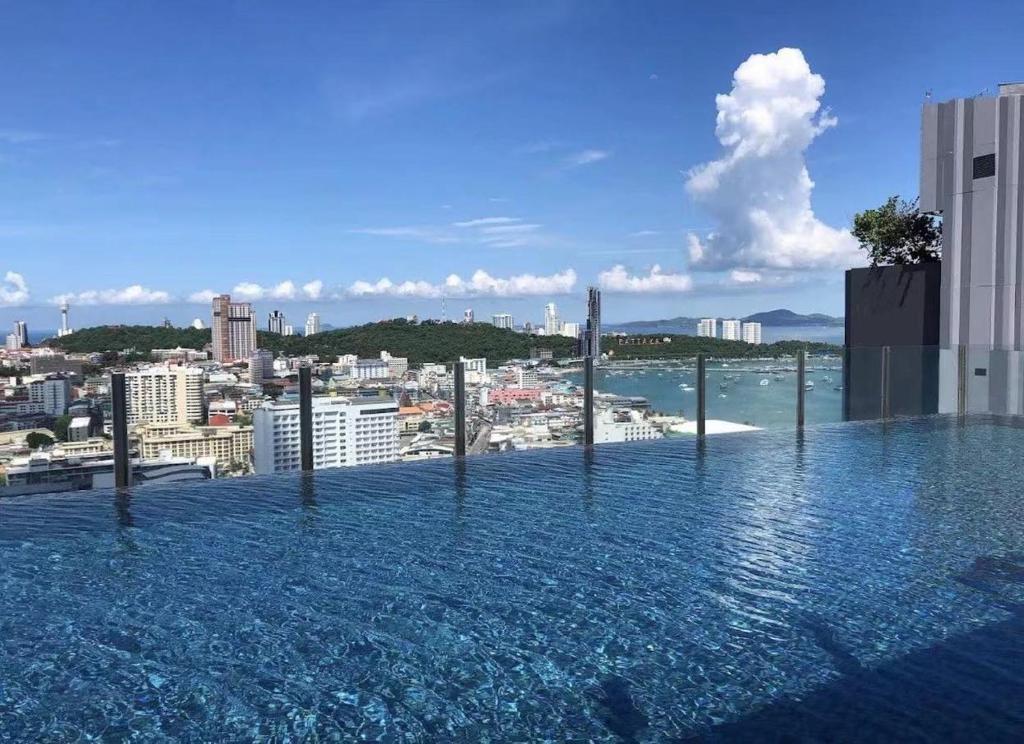 Kolam renang di atau dekat dengan The Base市中心网红超大泳池 高速网络