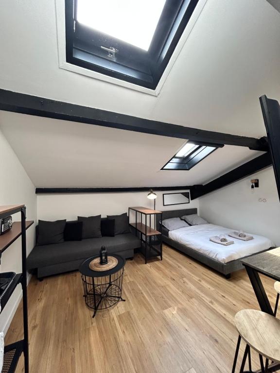 un salon avec un lit et un canapé dans l'établissement Studio HYPER CENTRE, à Nice