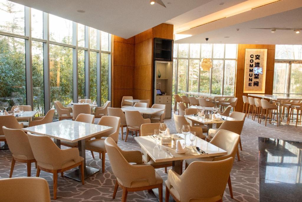 Posezení v ubytování InterContinental Beijing Beichen by IHG l Walking Distance to Bird's Nest & Water Cube & Metro Station l Interconnected with China National Convention Center l Award-winning Club Lounge with Mixologist l Direct Metro Line to Wangfujing
