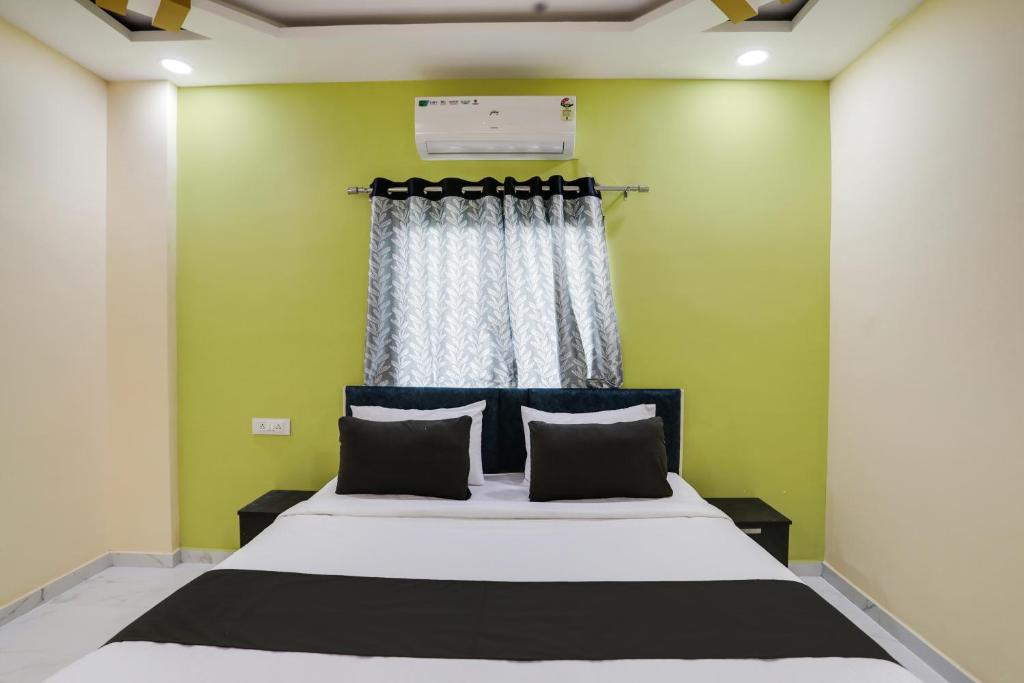 Postel nebo postele na pokoji v ubytování Hotel O Sky View Stay In