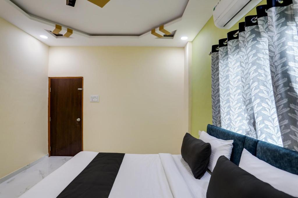 Postel nebo postele na pokoji v ubytování Hotel O Sky View Stay In