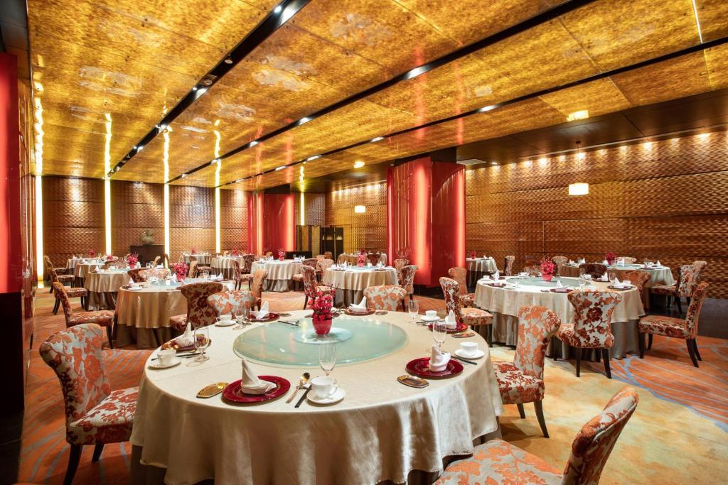 Restaurace v ubytování InterContinental Beijing Beichen by IHG l Walking Distance to Bird's Nest & Water Cube & Metro Station l Interconnected with China National Convention Center l Award-winning Club Lounge with Mixologist l Direct Metro Line to Wangfujing