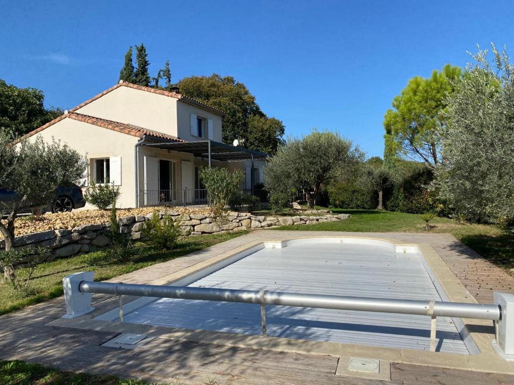un terrain de basket en face d'une maison dans l'établissement Villa Christiane, à Malaucène