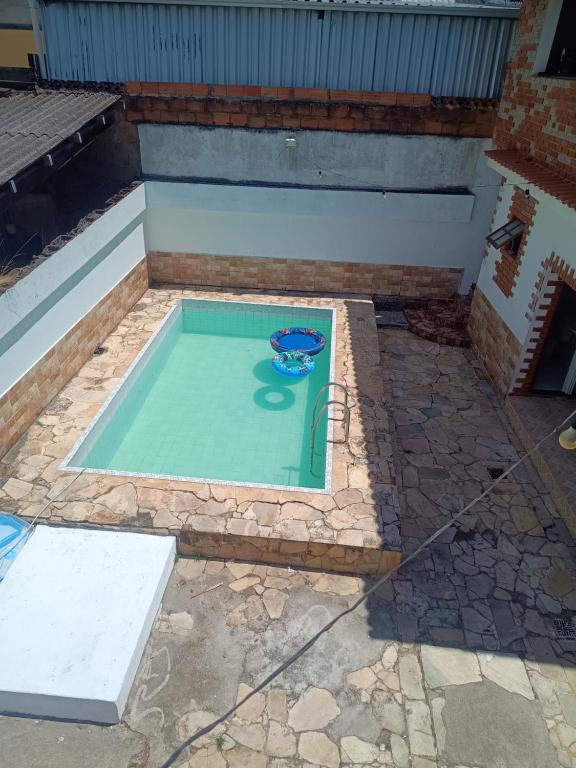 een klein zwembad met water in het midden van een patio bij Residence Hotel Efrata Centro Itaborai in Itaboraí