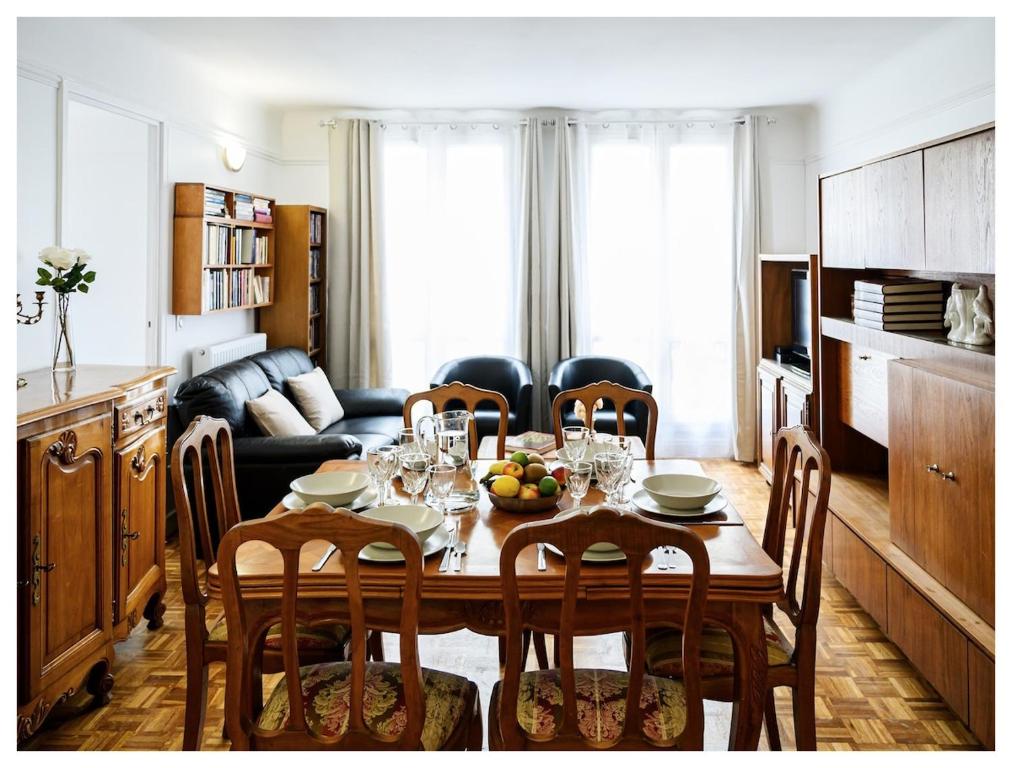 un salon avec une table avec des chaises et un canapé dans l'établissement Classic retro vibe 15 min from Paris, à Choisy-le-Roi