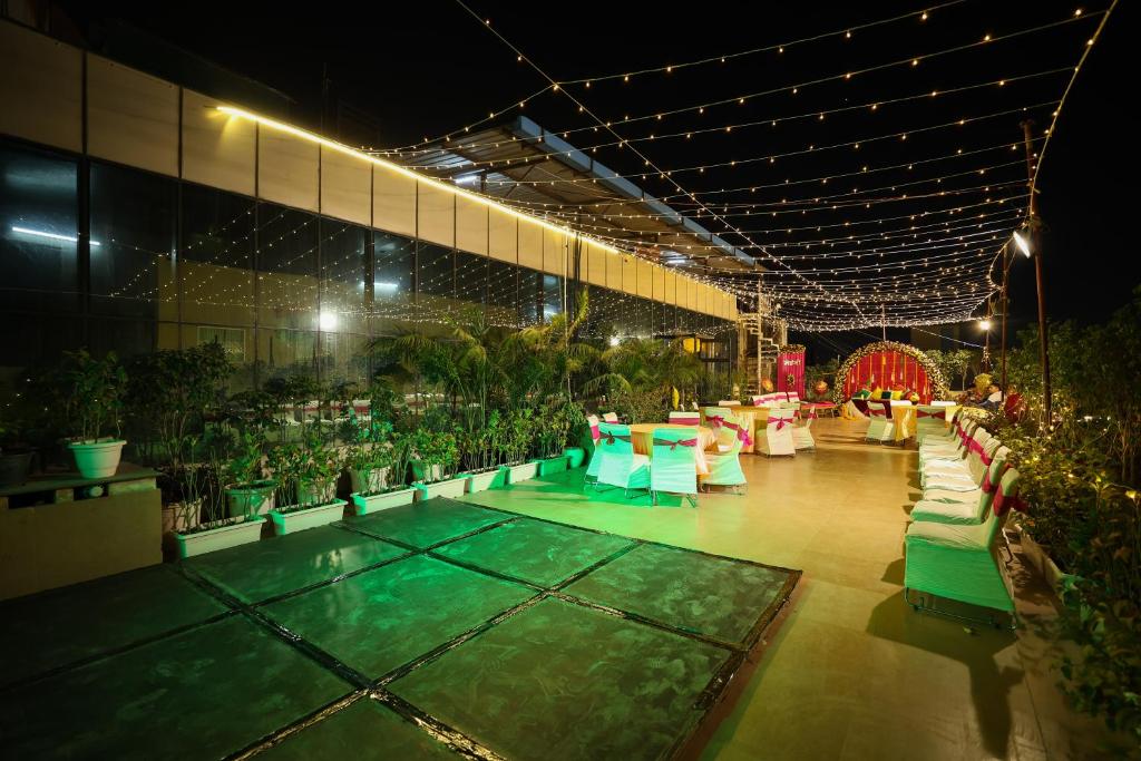 Bazén v ubytování Airport Hotel Grand by Fantasia nebo v jeho okolí