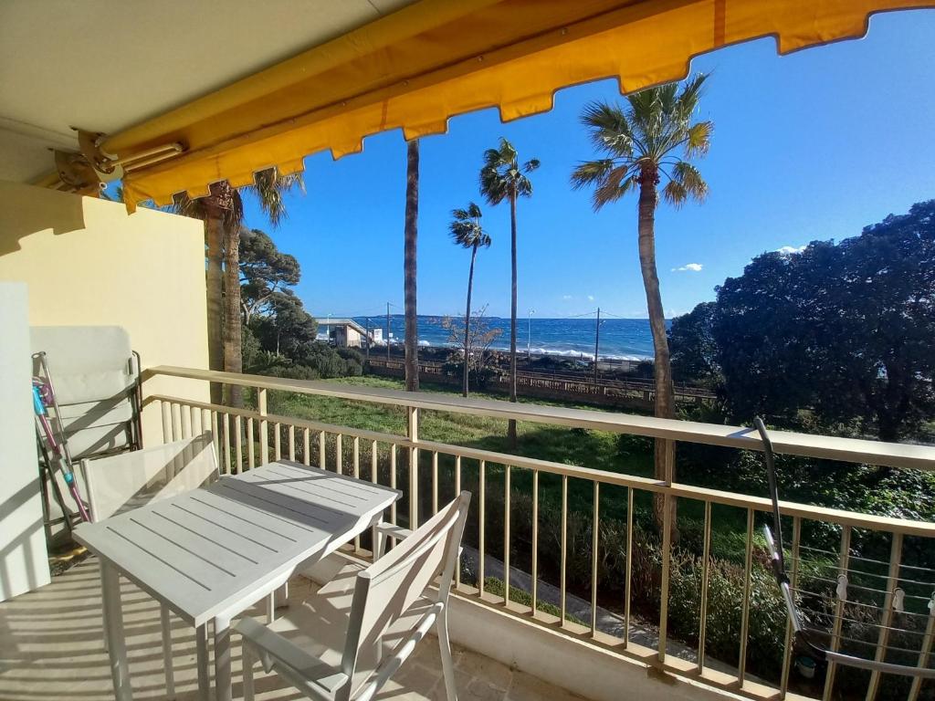 un balcon avec une table et des chaises et l'océan dans l'établissement Le Trident B, à Cannes