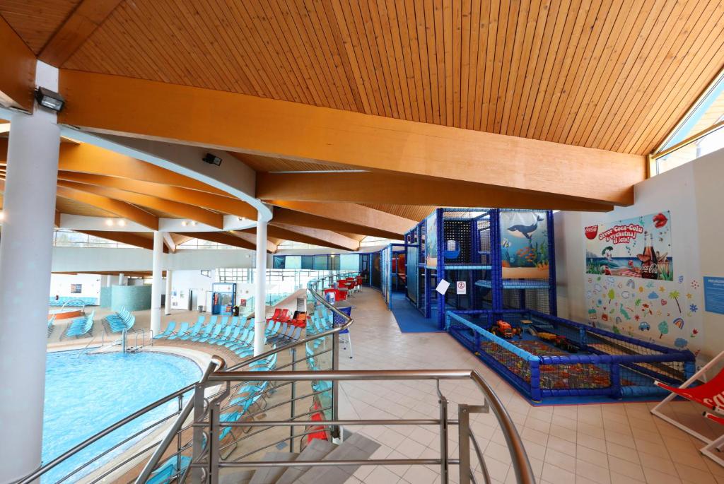 Bazén v ubytování MEANDER THERMAL & SKI REZORT ORAVICE nebo v jeho okolí