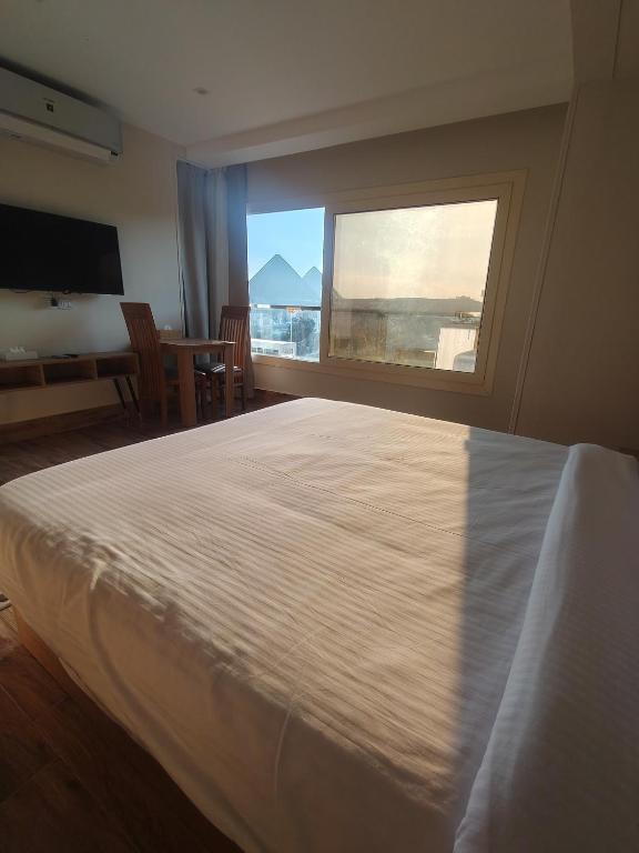 Postel nebo postele na pokoji v ubytování Rosetta Pyramids Inn