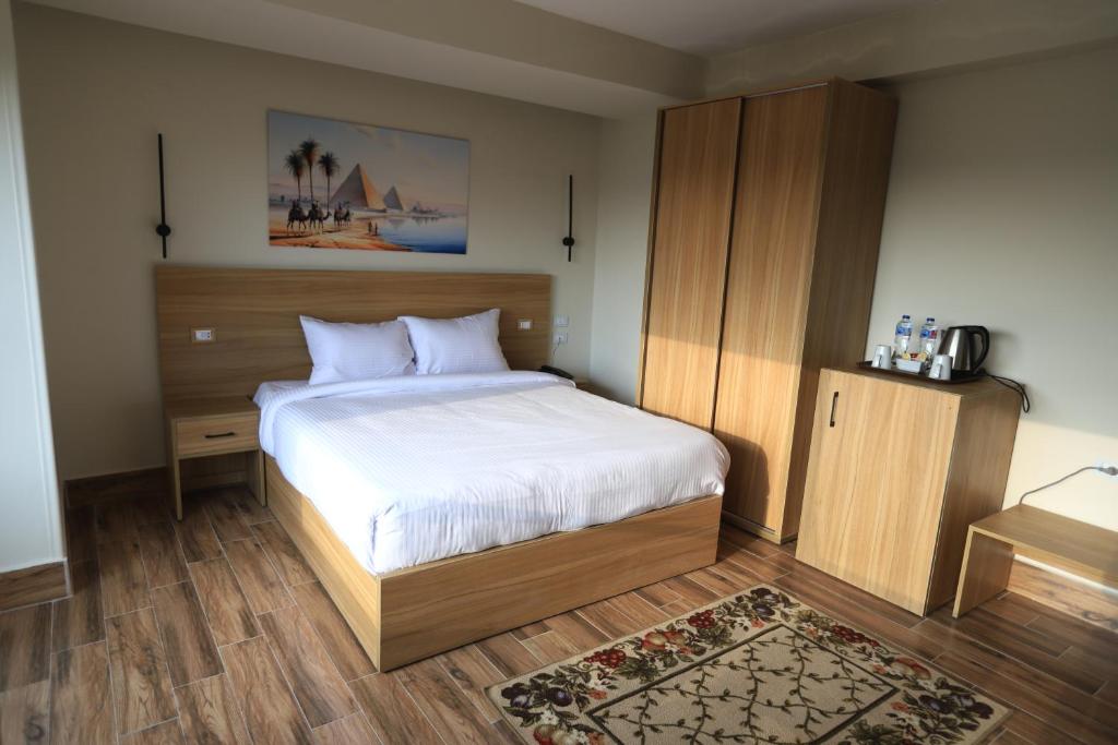 Postel nebo postele na pokoji v ubytování Rosetta Pyramids Inn