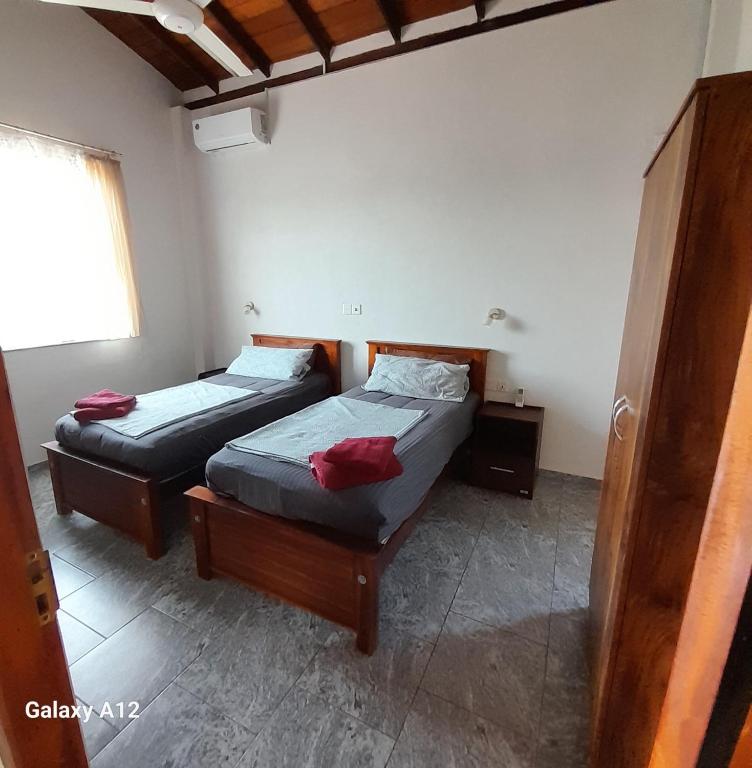 Postel nebo postele na pokoji v ubytování SLG Villa Hikkaduwa