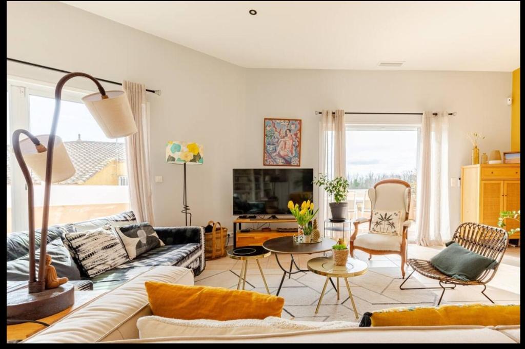 un salon avec un canapé et une table dans l'établissement La maison de FREDE, à Pézenas