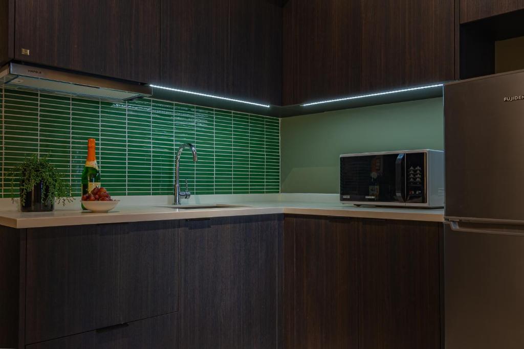 Kuchyň nebo kuchyňský kout v ubytování Aeon Towers Apartments I Next to Abreeza Ayala Malls I Prime Location l Fast Wifi l Free Pool I Managed by Bleuspace