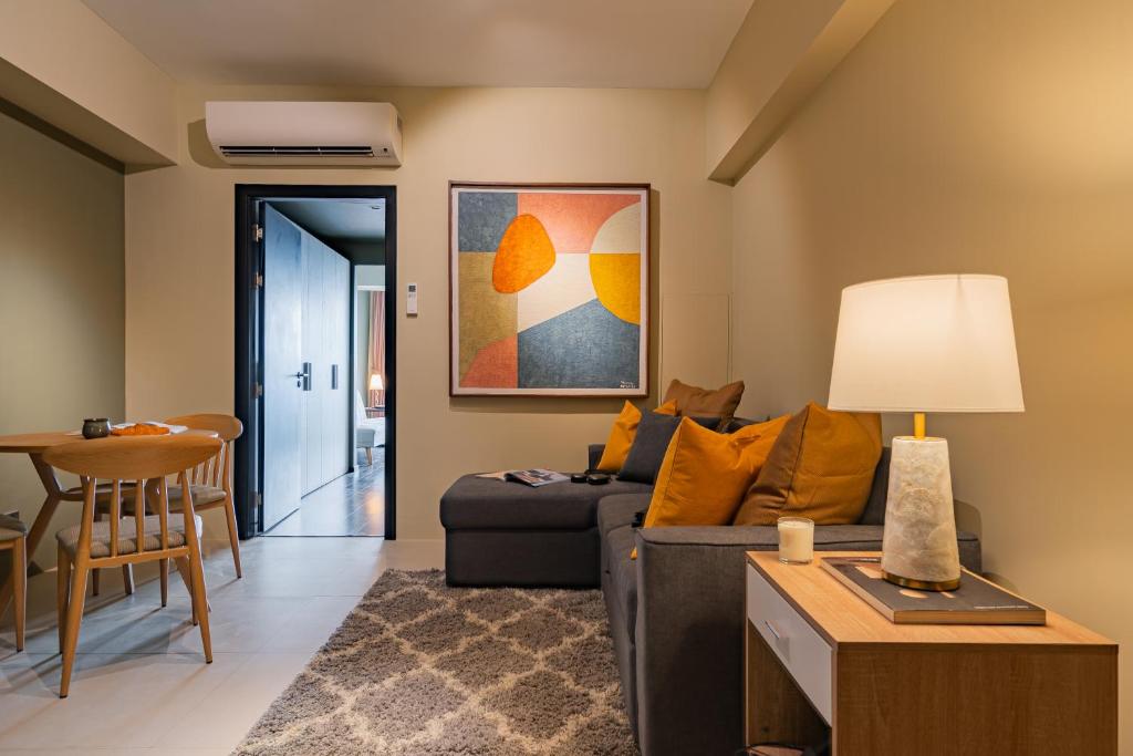 Posezení v ubytování Aeon Towers Apartments I Next to Abreeza Ayala Malls I Prime Location l Fast Wifi l Free Pool I Managed by Bleuspace
