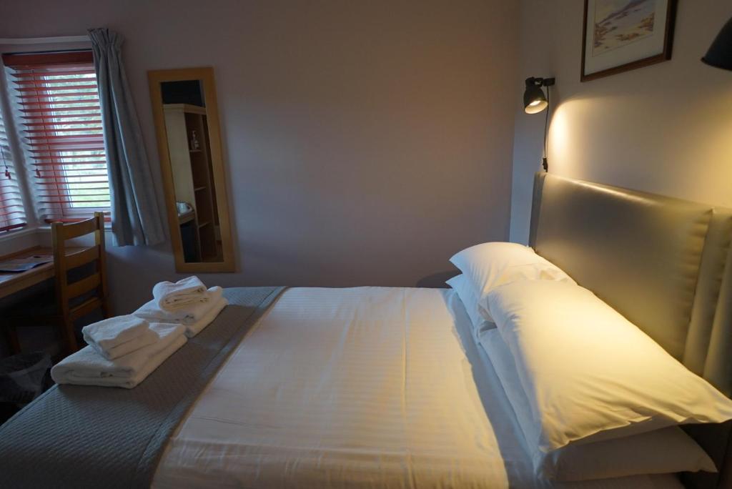 Postel nebo postele na pokoji v ubytování Trotternish B&B