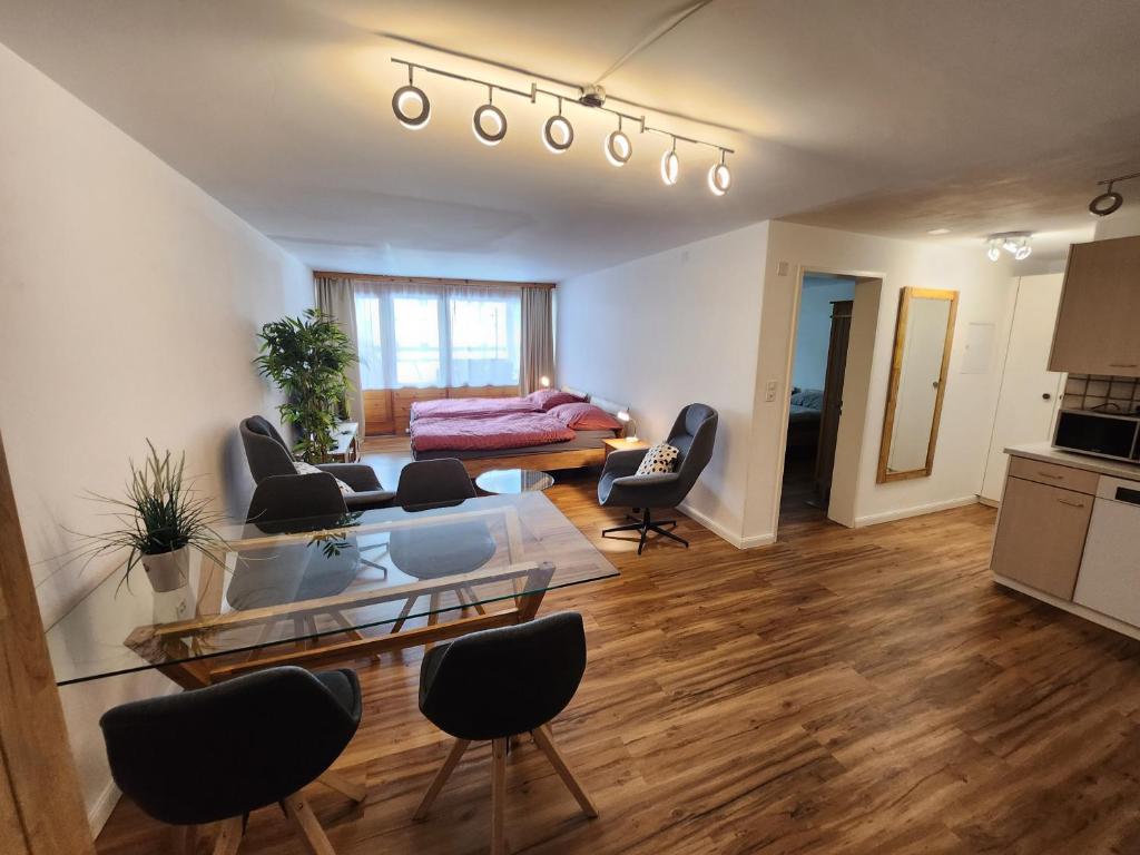 a living room with a couch and a table at Für 4 Pers neben Talstation Parsennbahn und Bünda-Lift mit privater Dachterrasse 10min walk to WEF in Davos