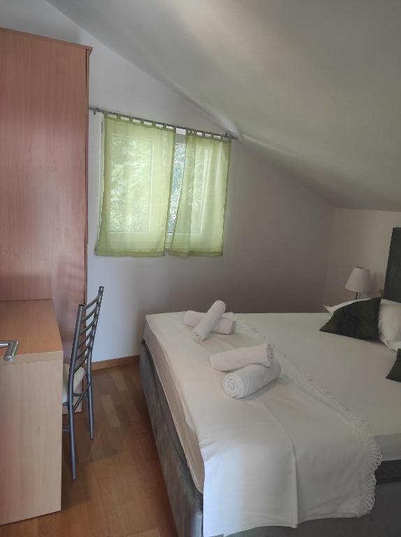 Postel nebo postele na pokoji v ubytování Apartments Ljiljana