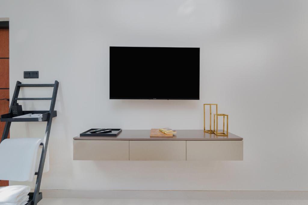 TV a/nebo společenská místnost v ubytování Orbit88 Hotel by AMR