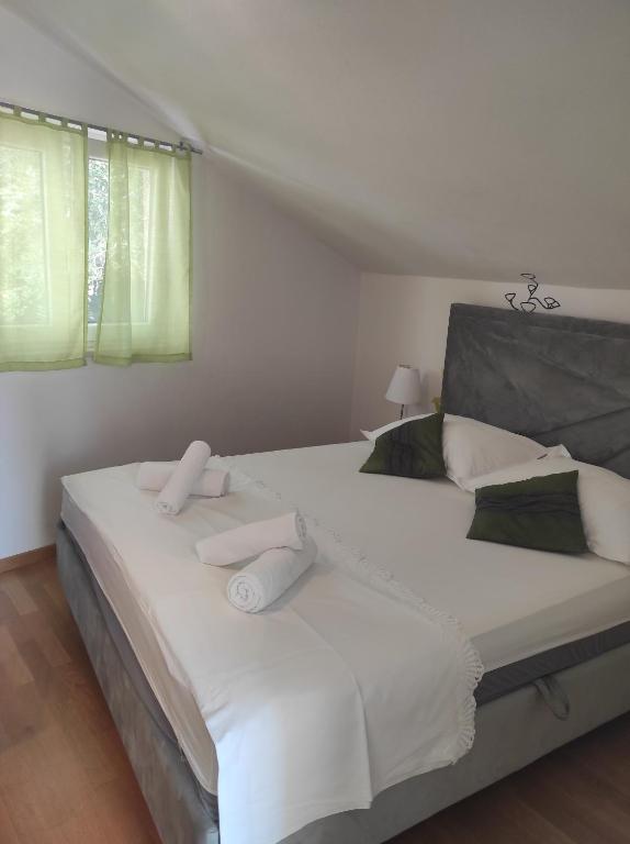 Postel nebo postele na pokoji v ubytování Apartments Ljiljana