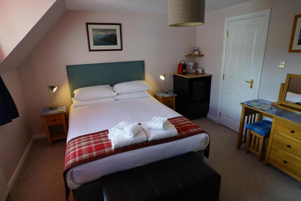Postel nebo postele na pokoji v ubytování Trotternish B&B