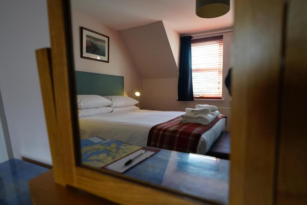 Postel nebo postele na pokoji v ubytování Trotternish B&B
