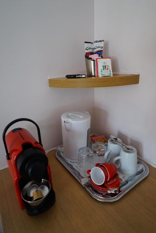 Příslušenství pro přípravu čaje a kávy v ubytování Trotternish B&B