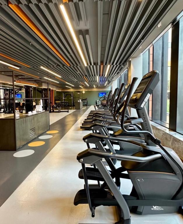 Fitness centrum a/nebo fitness zařízení v ubytování 龙湖高新天街店Loft房