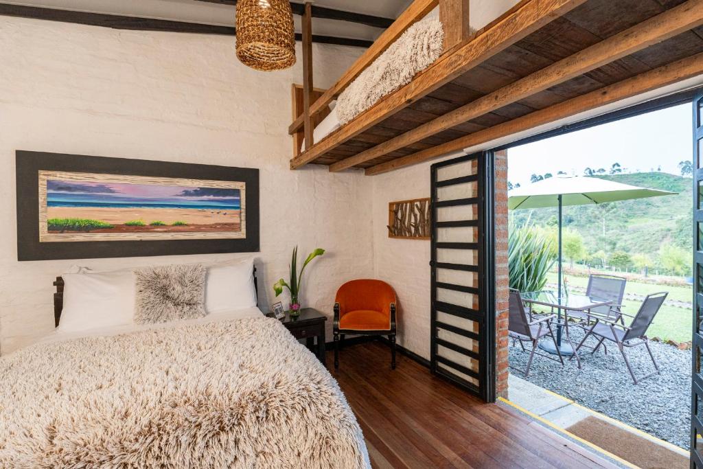 Postel nebo postele na pokoji v ubytování La Herradura lodge