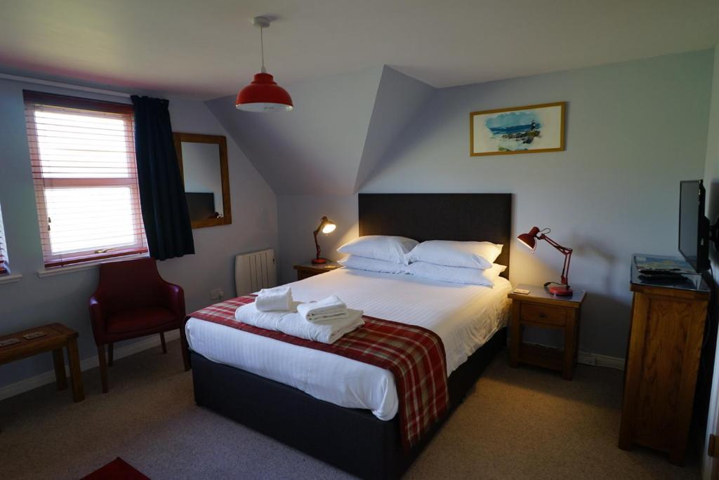 Postel nebo postele na pokoji v ubytování Trotternish B&B