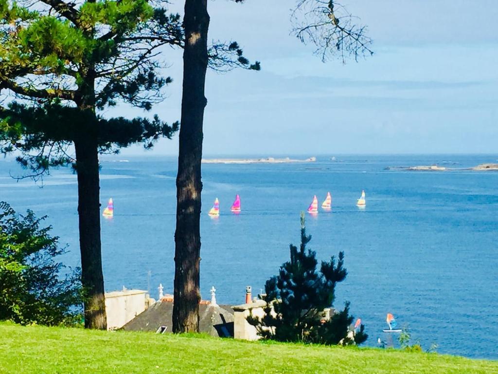 - une vue sur une grande étendue d'eau avec des voiliers dans l'établissement Baie des Anges vue exceptionnelle pieds dans l'eau, à Landéda
