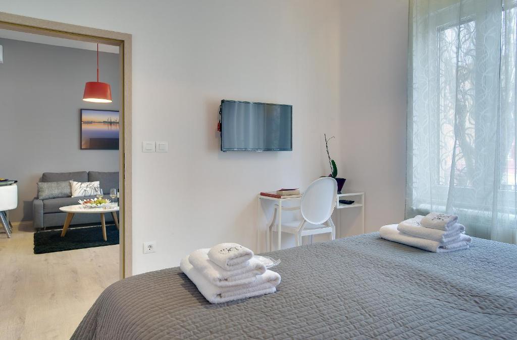 D&A Center Apartments with FREE Parking - 5