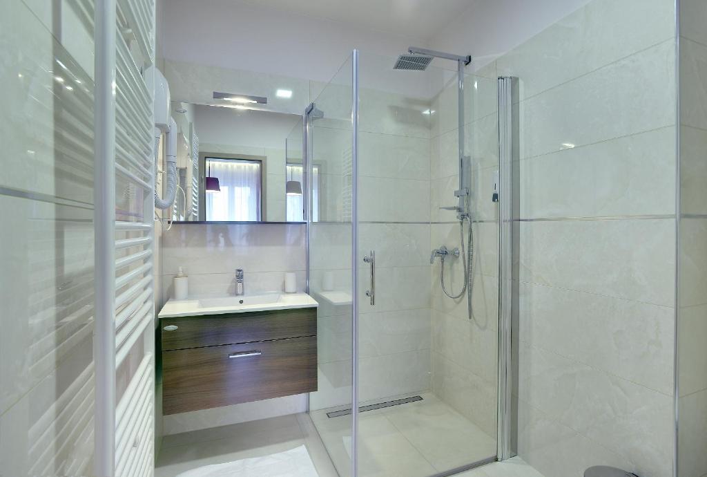 D&A Center Apartments with FREE Parking - 6