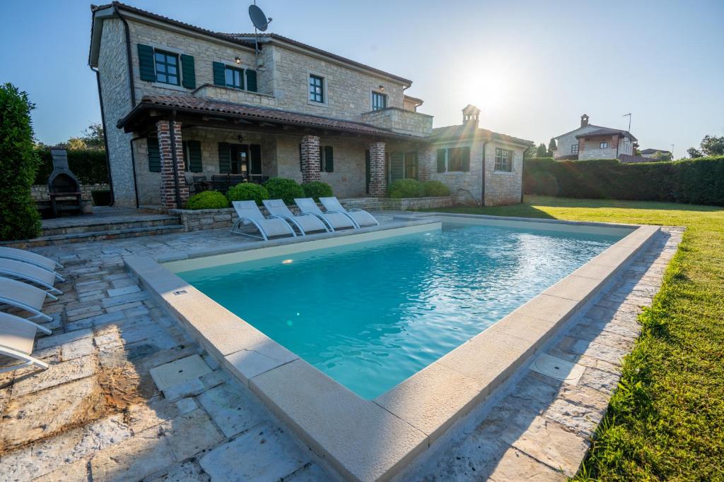 Bazén v ubytování TheBlueView Villas near Porec nebo v jeho okolí