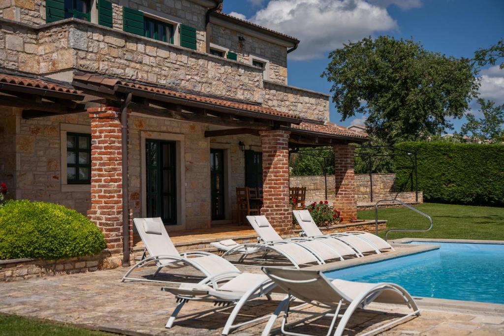 Bazén v ubytování TheBlueView Villas near Porec nebo v jeho okolí